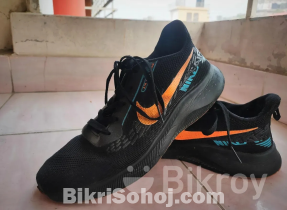 আকর্ষণীয় Nike Zoomx রানিং স্নিকার্স বিক্রয় হবে ব্যবহৃত